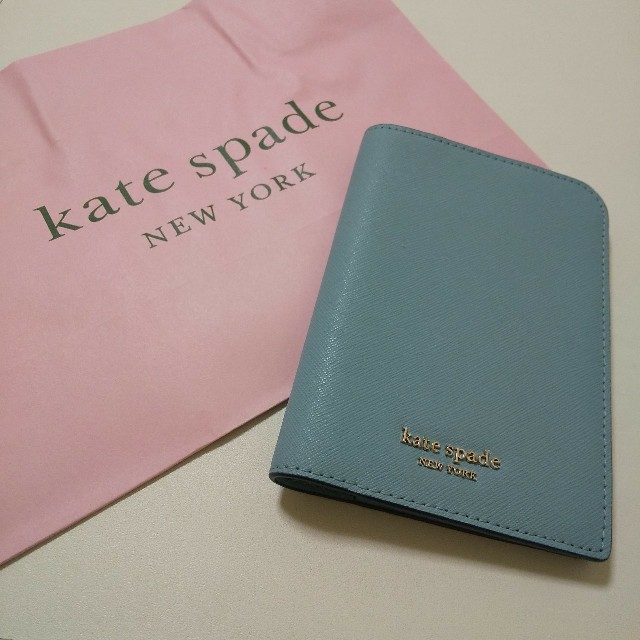 kate spade new york(ケイトスペードニューヨーク)の新品 ケイトスペードニューヨーク パスポートケース ブルー レディースのファッション小物(パスケース/IDカードホルダー)の商品写真