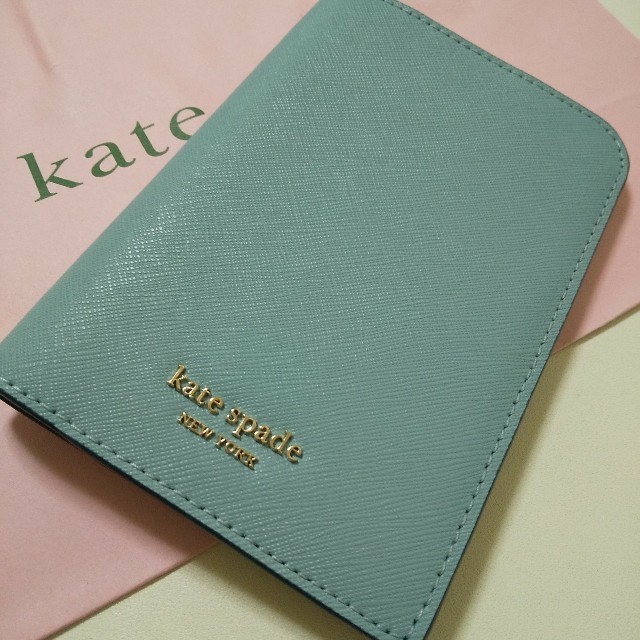 kate spade new york(ケイトスペードニューヨーク)の新品 ケイトスペードニューヨーク パスポートケース ブルー レディースのファッション小物(パスケース/IDカードホルダー)の商品写真