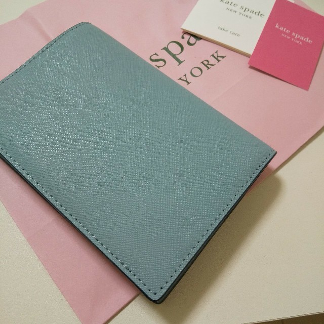 kate spade new york(ケイトスペードニューヨーク)の新品 ケイトスペードニューヨーク パスポートケース ブルー レディースのファッション小物(パスケース/IDカードホルダー)の商品写真