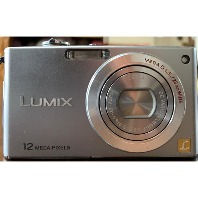 Panasonic(パナソニック)のデジカメLUMIX FX40シルバー スマホ/家電/カメラのカメラ(コンパクトデジタルカメラ)の商品写真