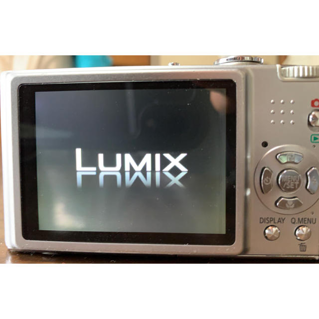 Panasonic(パナソニック)のデジカメLUMIX FX40シルバー スマホ/家電/カメラのカメラ(コンパクトデジタルカメラ)の商品写真