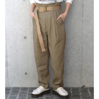 ダブルクローゼット(w closet)のハイウエストタックカーゴテーパードパンツ カーキ(カジュアルパンツ)