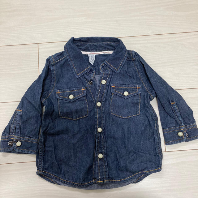 babyGAP(ベビーギャップ)のbabyGAP ベビーギャップ　デニムシャツ　70cm キッズ/ベビー/マタニティのベビー服(~85cm)(シャツ/カットソー)の商品写真