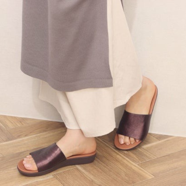 fitflop(フィットフロップ)の【fitflop】フィットフロップ・レザーサンダル【24cm】 レディースの靴/シューズ(サンダル)の商品写真