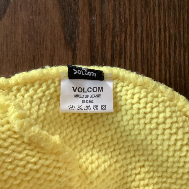 volcom(ボルコム)のvolcom ニット帽 ニットキャップ　ビーニー レディースの帽子(ニット帽/ビーニー)の商品写真