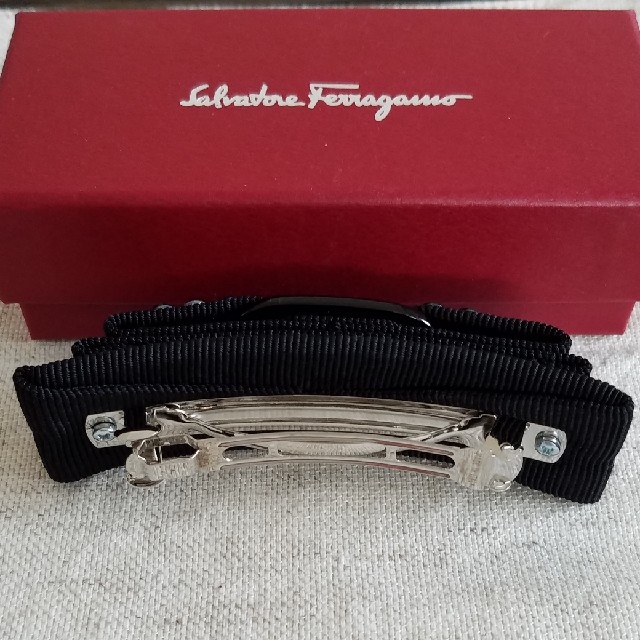 Salvatore Ferragamo(サルヴァトーレフェラガモ)のFerragamo　バレッタ　ブラック✖️ブラック レディースのヘアアクセサリー(バレッタ/ヘアクリップ)の商品写真