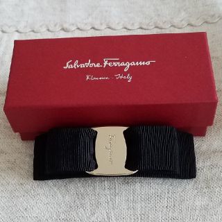 サルヴァトーレフェラガモ(Salvatore Ferragamo)のFerragamo　バレッタ　ブラック✖️ゴールド(バレッタ/ヘアクリップ)