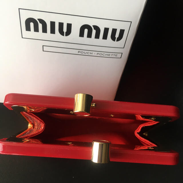 miumiu(ミュウミュウ)のMIUMIU グリッター　がま口　ポーチ　ミュウミュウ　新品未使用品 レディースのファッション小物(ポーチ)の商品写真