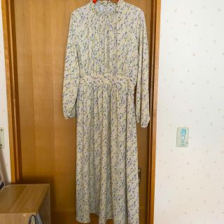 ジーユー(GU)の【美品】小花柄マキシ丈ワンピース(ロングワンピース/マキシワンピース)