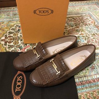 トッズ(TOD'S)の9月末迄の出品　新品未使用　TOD'S ローファー 36.5(ローファー/革靴)