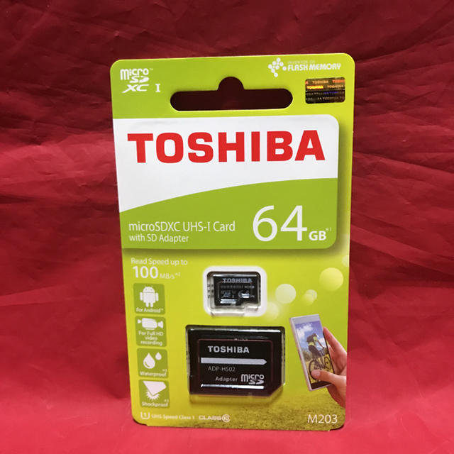 東芝(トウシバ)のTOSHIBA 東芝 SD変換アダプタ付 micro SDXC カード 64gb スマホ/家電/カメラのスマートフォン/携帯電話(その他)の商品写真