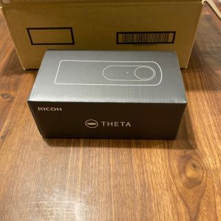 リコー(RICOH)の【新品未使用】リコー　シータV   RICOH THETA V 自撮り棒付き(コンパクトデジタルカメラ)