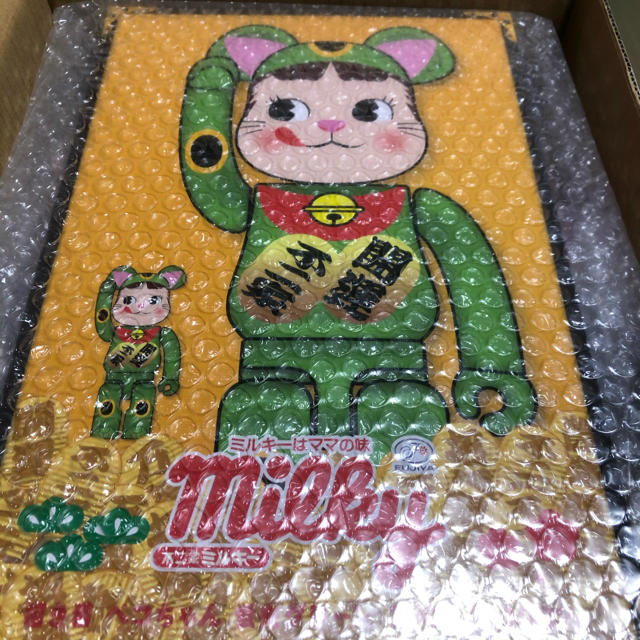 不二家(フジヤ)のBE@RBRICK 招き猫 ペコちゃん 蛍光グリーン 100％ ＆ 400％ エンタメ/ホビーのおもちゃ/ぬいぐるみ(キャラクターグッズ)の商品写真