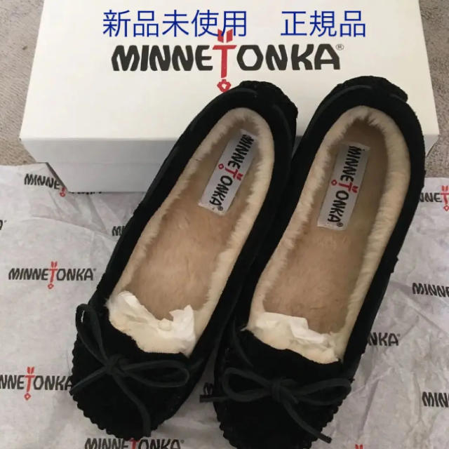 Minnetonka(ミネトンカ)の【新品未使用】ミネトンカ    モカシン　ボア　ファー　ブラック　UGG レディースの靴/シューズ(スリッポン/モカシン)の商品写真