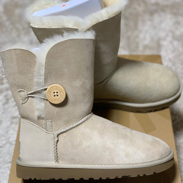 レディースUGG ベイリーボダンムートンブーツ、防水スプレー付き