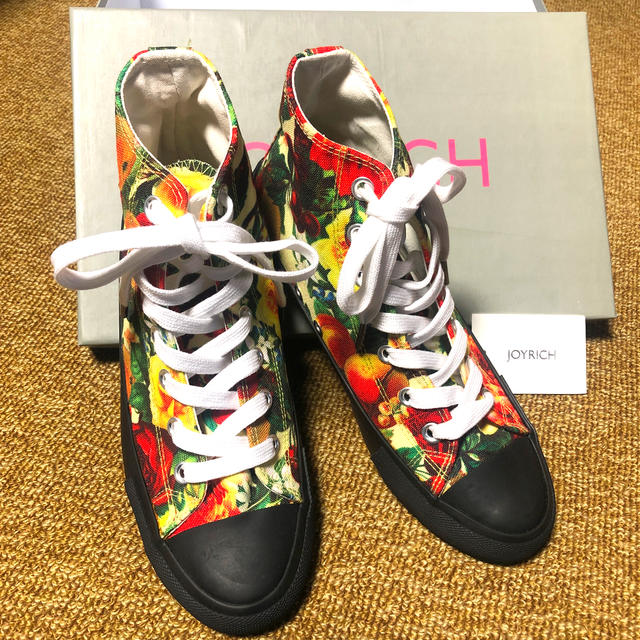 JOYRICH(ジョイリッチ)の未使用 ● JOYRICH ● 個性派 デザイン スニーカー  薔薇 フルーツ レディースの靴/シューズ(スニーカー)の商品写真