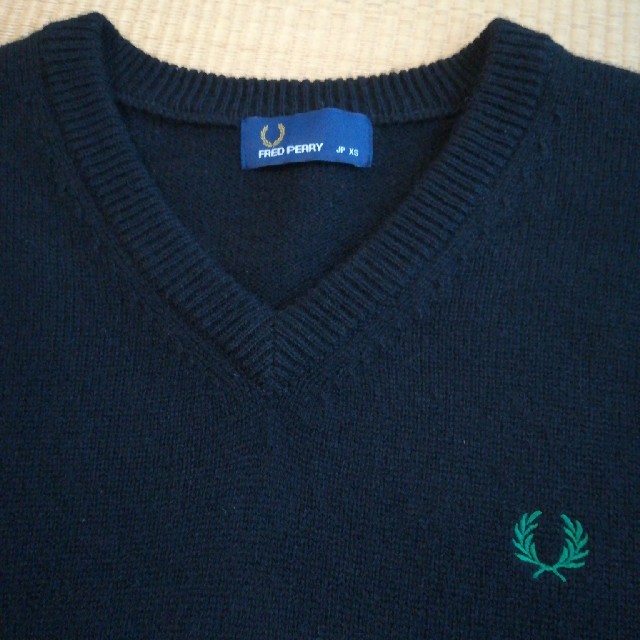 FRED PERRY(フレッドペリー)のFRED PERRY　Ｖネックセーター　黒　メンズXＳ　中古 メンズのトップス(ニット/セーター)の商品写真