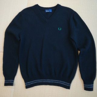 フレッドペリー(FRED PERRY)のFRED PERRY　Ｖネックセーター　黒　メンズXＳ　中古(ニット/セーター)