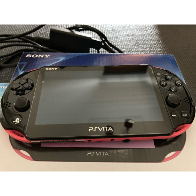 PlayStation Vita(プレイステーションヴィータ)の【中古品】PS VITA （PCH-2000）ソフト一本付き エンタメ/ホビーのゲームソフト/ゲーム機本体(携帯用ゲーム機本体)の商品写真