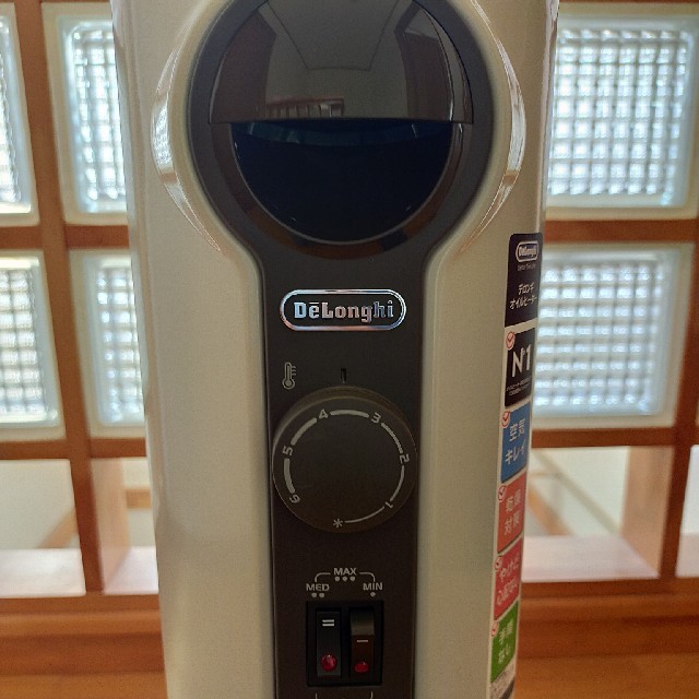 DeLonghi(デロンギ)の(美品)デロンギ(DeLonghi) オイルヒーター ホワイト HJ0812 スマホ/家電/カメラの冷暖房/空調(オイルヒーター)の商品写真