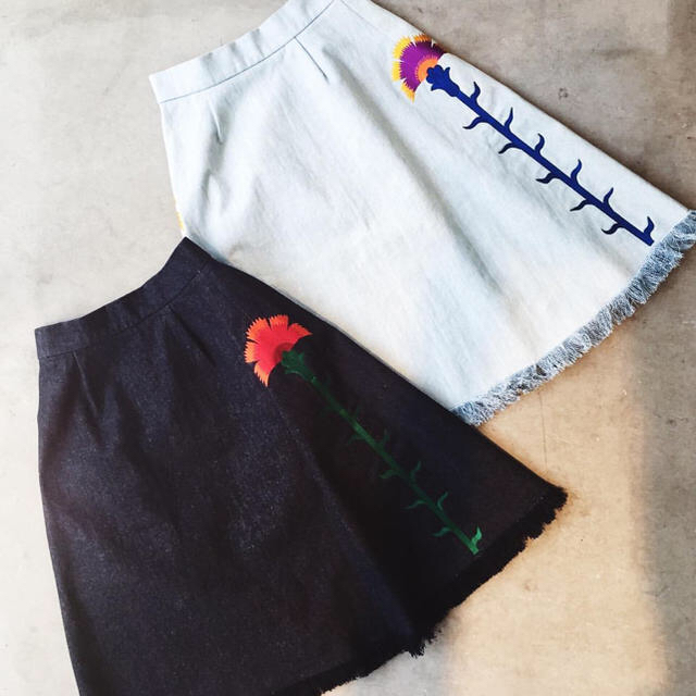 PAMEO POSE(パメオポーズ)のCARNATION EMBROIDERED DENIM SKIRT 新品未使用 レディースのスカート(ひざ丈スカート)の商品写真