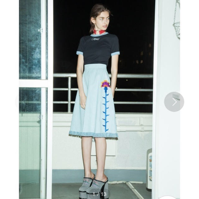 PAMEO POSE(パメオポーズ)のCARNATION EMBROIDERED DENIM SKIRT 新品未使用 レディースのスカート(ひざ丈スカート)の商品写真