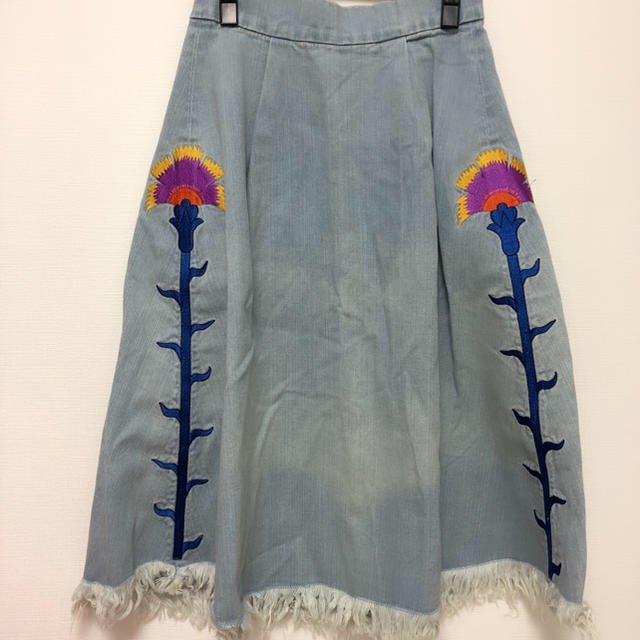 PAMEO POSE(パメオポーズ)のCARNATION EMBROIDERED DENIM SKIRT 新品未使用 レディースのスカート(ひざ丈スカート)の商品写真