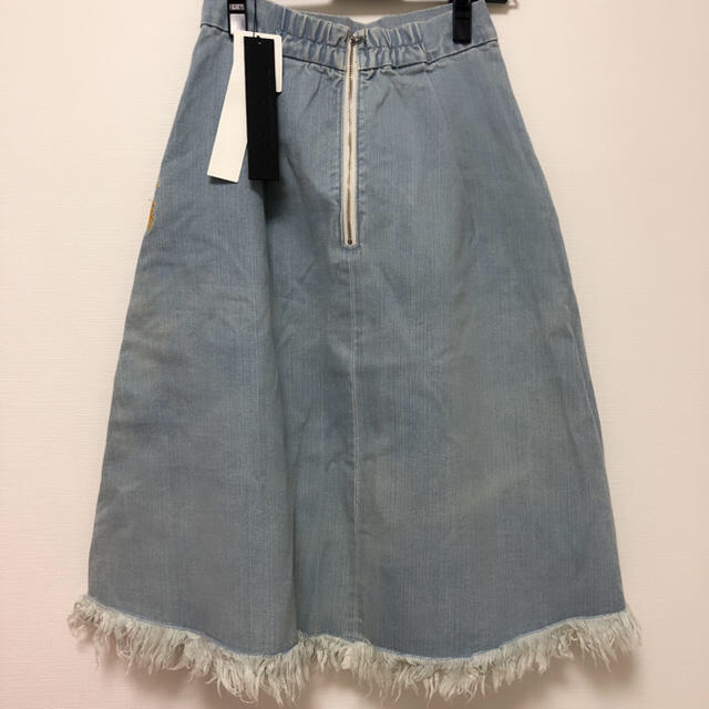 PAMEO POSE(パメオポーズ)のCARNATION EMBROIDERED DENIM SKIRT 新品未使用 レディースのスカート(ひざ丈スカート)の商品写真