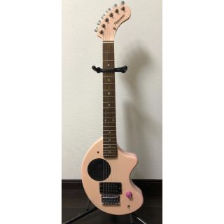 フェルナンデス(Fernandes)のZO-3 アンプ内蔵ミニギター ピンク 専用ケース付 トラベルギター(エレキギター)