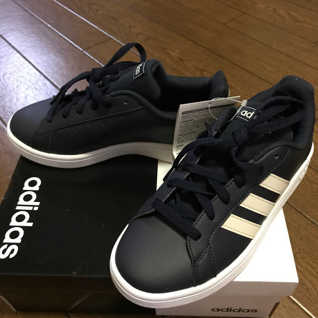 adidas(アディダス)のadidas   ［23cm ］ レディースの靴/シューズ(スニーカー)の商品写真