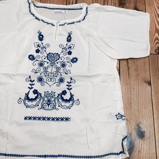 ハートマーケット(Heart Market)の白に青のお花の刺繍ブラウス(Tシャツ(半袖/袖なし))
