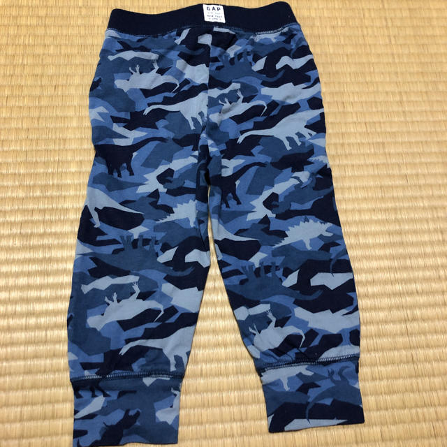 GAP(ギャップ)の恐竜柄　カモフラージュジョガーパンツ95 キッズ/ベビー/マタニティのキッズ服男の子用(90cm~)(パンツ/スパッツ)の商品写真