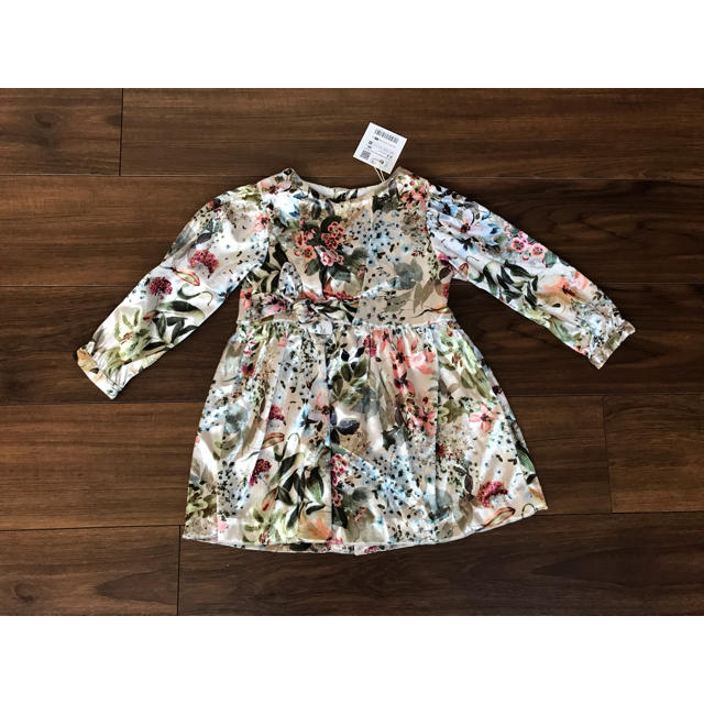 ZARA KIDS(ザラキッズ)の新品　zara 花柄ベロアワンピース　98 キッズ/ベビー/マタニティのキッズ服女の子用(90cm~)(ワンピース)の商品写真