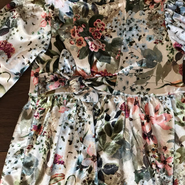 ZARA KIDS(ザラキッズ)の新品　zara 花柄ベロアワンピース　98 キッズ/ベビー/マタニティのキッズ服女の子用(90cm~)(ワンピース)の商品写真