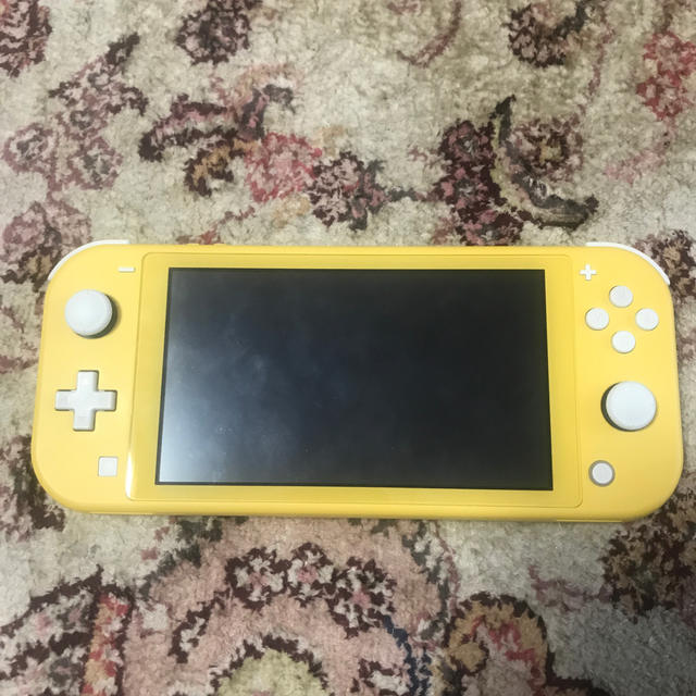 Nintendo Switch(ニンテンドースイッチ)のNintendo Switch Lite イエロー&どうぶつの森 エンタメ/ホビーのゲームソフト/ゲーム機本体(携帯用ゲーム機本体)の商品写真