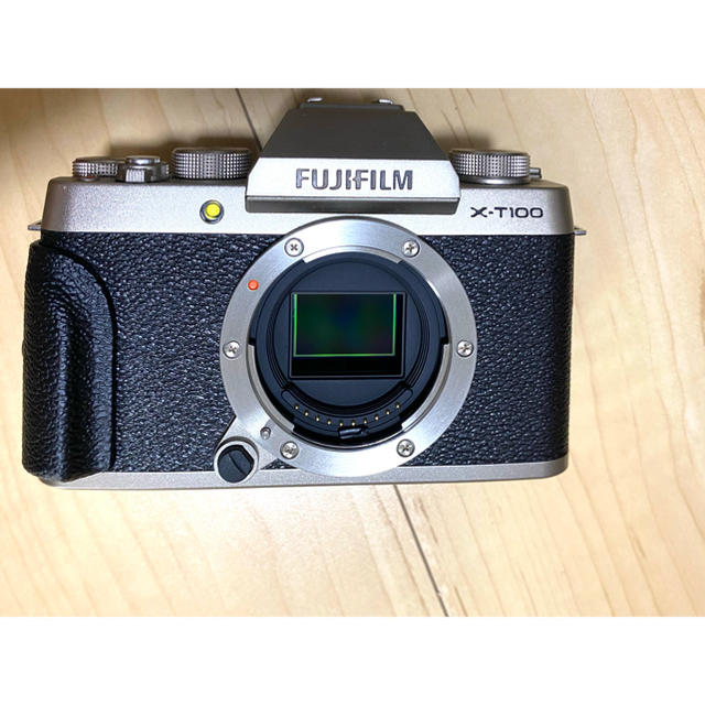 富士フイルム(フジフイルム)の【新品同様】FUJIFILM X-T100 ダブルズームレンズキット ゴールド スマホ/家電/カメラのカメラ(ミラーレス一眼)の商品写真