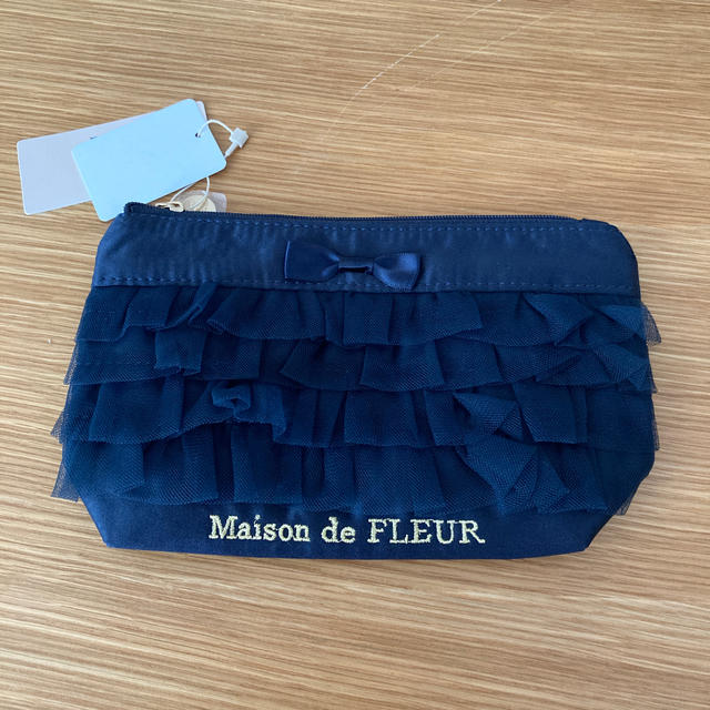 Maison de FLEUR(メゾンドフルール)のメゾンドフルール マットサテンチュールフリルポーチ レディースのファッション小物(ポーチ)の商品写真