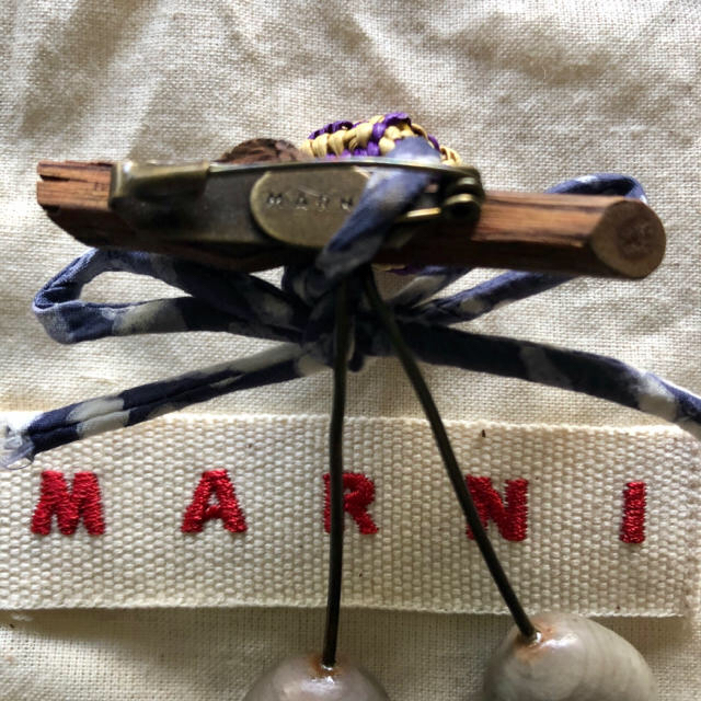 Marni(マルニ)のMARNI  ブローチ　チェリー　さくらんぼ   グレー レディースのアクセサリー(ブローチ/コサージュ)の商品写真