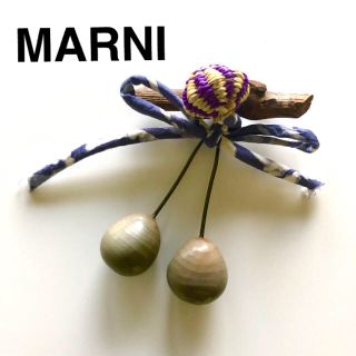 マルニ(Marni)のMARNI  ブローチ　チェリー　さくらんぼ   グレー(ブローチ/コサージュ)