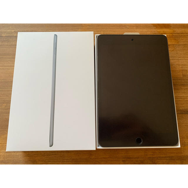 Apple(アップル)の【再出品】iPad mini 5  Wi-Fiモデル　64GB スペースグレー スマホ/家電/カメラのPC/タブレット(タブレット)の商品写真