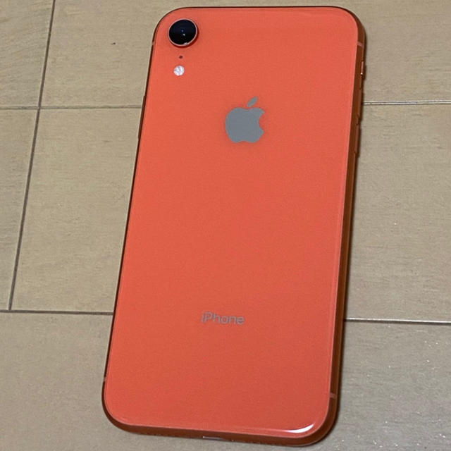 Apple(アップル)の【値下げ中】iPhone XR コーラル　本体 スマホ/家電/カメラのスマートフォン/携帯電話(スマートフォン本体)の商品写真