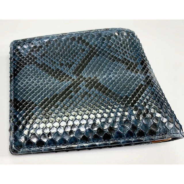 本物！パイソン革　二つ折り財布　未使用新古品　日本製　ダークブルー メンズのファッション小物(折り財布)の商品写真