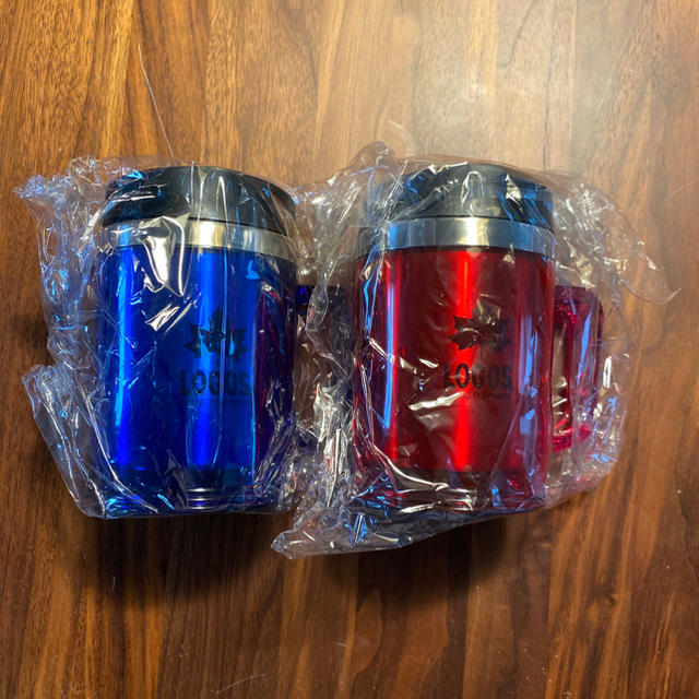 LOGOS(ロゴス)の（【値下げ】新品未使用）ロゴス 蓋つきマグカップ 2個セット ブルー レッド スポーツ/アウトドアのアウトドア(食器)の商品写真