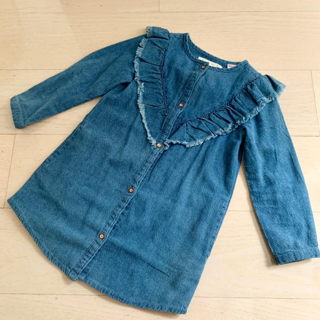 ZARA KIDS(ザラキッズ)のZARA KID'S デニム　フリルワンピース　98cm キッズ/ベビー/マタニティのキッズ服女の子用(90cm~)(ワンピース)の商品写真