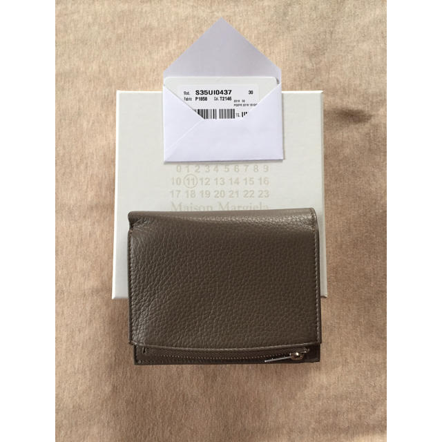 Maison Martin Margiela(マルタンマルジェラ)の新品 メゾン マルジェラ 折り財布 グレインレザー メンズ カーキグレー 財布 メンズのファッション小物(折り財布)の商品写真