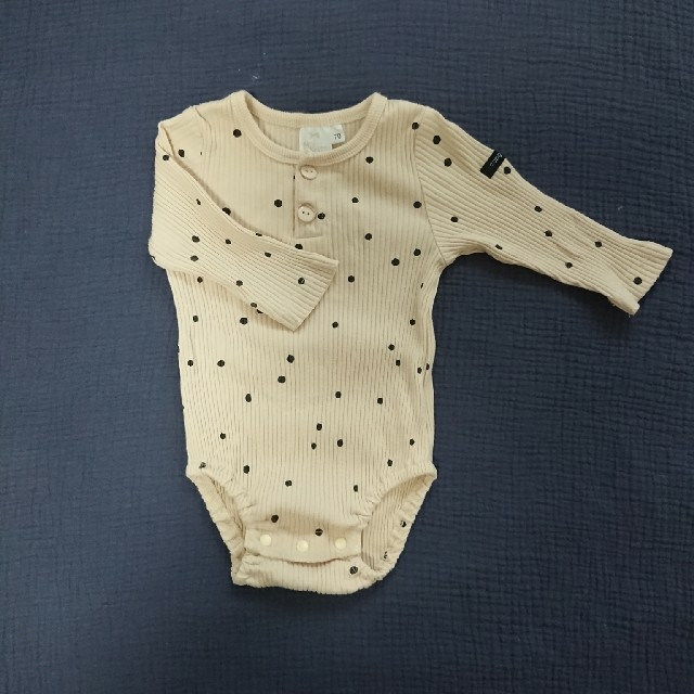 babyGAP(ベビーギャップ)の【70】ベージュドット柄ロンパース キッズ/ベビー/マタニティのベビー服(~85cm)(ロンパース)の商品写真