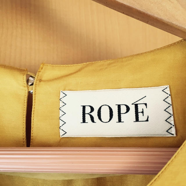 ROPE’(ロペ)のROPE イエローブラウス サンプル品 レディースのトップス(シャツ/ブラウス(半袖/袖なし))の商品写真