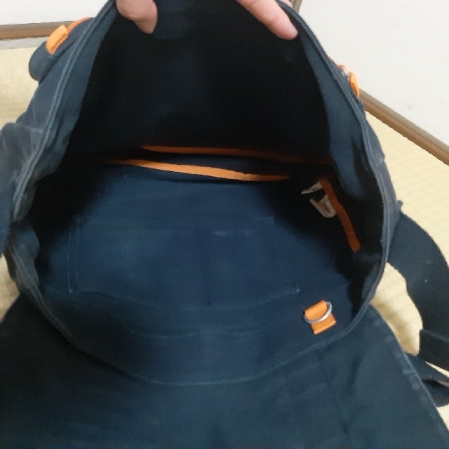 UNIQLO(ユニクロ)のショルダーバッグ　鞄　UNIQLO　紺色 メンズのバッグ(ショルダーバッグ)の商品写真