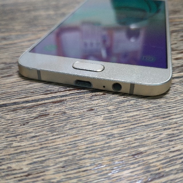 Galaxy(ギャラクシー)のau Galaxy A8 SCV32 ゴールド ジャンク スマホ/家電/カメラのスマートフォン/携帯電話(スマートフォン本体)の商品写真