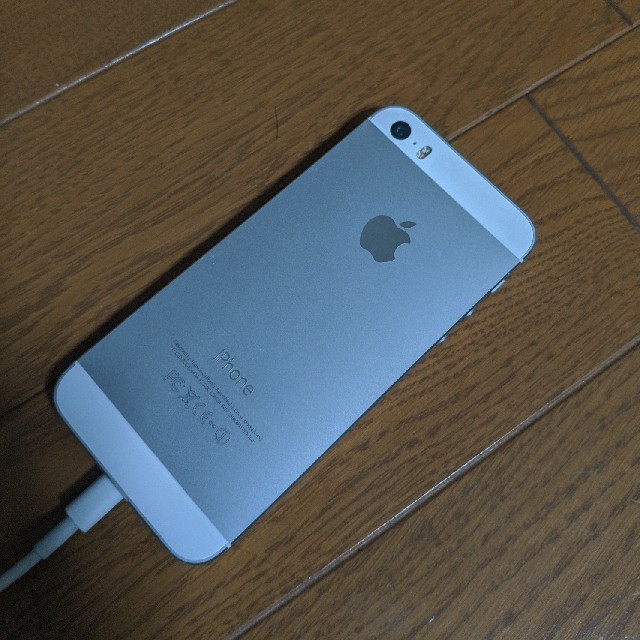 iPhone(アイフォーン)のdocomo iPhone5s 16GB シルバージャンク スマホ/家電/カメラのスマートフォン/携帯電話(スマートフォン本体)の商品写真